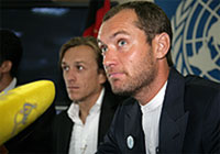 「国際平和の日」の促進のために訪れたアフガニスタンで記者会見を行った映画俳優ジュード・ロウ氏とディレクターのジェレミー・ギリ氏。