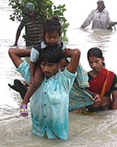 洪水から逃れてきた一家。インドのビハール州、バスナハ高校に設置された避難所にて。