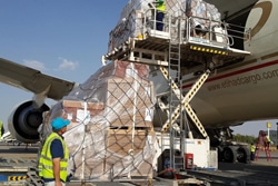 イ2014年6月17日、イラクに向けてユニセフの支援物資を空輸する様子