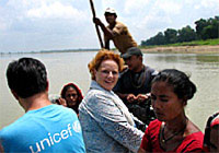 パダナハ村へいくためにバビ川を渡る、ユニセフ・ネパール事務所ジリアン・メルソプ代表。
