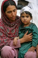 2005年のパキスタン地震で、頭を負傷した子どもを抱く母親。