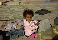 10月29日パキスタン南西部バロチスタン州を襲った地震により、家を失ったサブナンちゃん（3歳）。