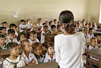写真：ヤンゴン市北部の第11州立小学校の新学期に胸を膨らませる1年生の子どもたち。