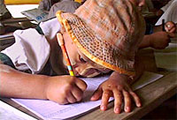 写真：再開したラプッタにある学校のひとつで、1年生の少女がノートをとっている様子。