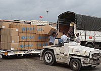 ヤンゴンに到着したユニセフの支援物資。