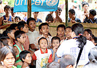 ミャンマーサイクロン　避難所している子どもたち