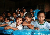 ボガレイの町にあるネット・チャン小学校。ユニセフ支援の新しい通学かばんを受け取って嬉しそうな子どもたち。