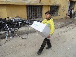 ユニセフの支援物資を受け取ったシリアの男の子。