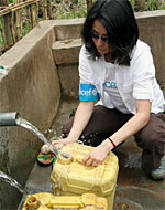 ニャンザレの避難民キャンプで水をくむルーシーさん。