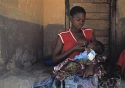 6カ月になる息子に母乳をあげる12歳の女の子（ザンビア）