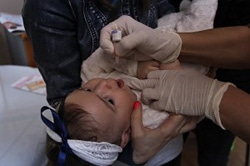 イスタンブール・フェイスにある家族保健センターで予防接種を受ける8カ月の女の子。
