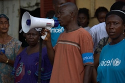 ユニセフとパートナー団体がコナクリでエボラの啓発活動を行う様子。（ギニア）
