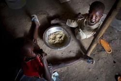 避難所で食べ物を分け合って食べる子どもたち。（南スーダン）
