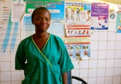 フリータウンのコンノート病院で看護師として働く、エボラ回復者のビリキスさん。