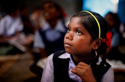 小学校で授業を受ける女の子。（インド）