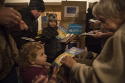 ユニセフは衛生キットなどの必要不可欠な支援物資を地下室や防空壕に避難している子どもや家族に配布。（ウクライナ）