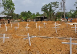 リベリアのモンロビア郊外に位置するディスコ・ヒルの共同墓地。2014年12月の設立以来、この地に350人以上のエボラ犠牲者が安全に埋葬されている。