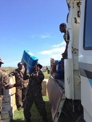支援物資がサイクロンの甚大な被害を受けた島民に届けられている。