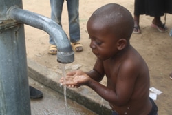 人口の半数以上が安全な飲料水を手に入れることができないコンゴ民主共和国では、「健康な村」プロジェクトが実施されている。