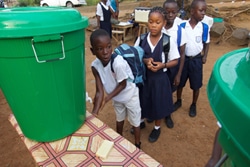 リベリアではエボラの感染拡大で6カ月間学校が閉鎖に。現在は子どもたちも学校に戻り、エボラへの感染を防ぐため、新たに策定されたガイドラインに沿って学校が運営されている。教室に入る前に手洗いをする子どもたち。