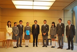 安倍首相を訪問した子どもたちと、アグネス・チャン日本ユニセフ協会大使、早水専務理事
