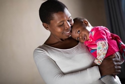 HIVと共に生きる34歳の母親と娘。母親が治療を受け、赤ちゃんはHIVに母子感染することなく元気に育っている。