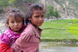 地震の被害に遭ったネパールの女の子たち。