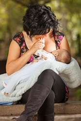 母乳を与える母親。