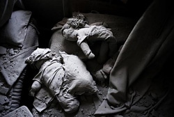 紛争の影響を受けた町の空爆で破壊された家に残されたぬいぐるみ。（シリア）