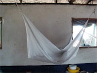 ルワンダの子どもが自分の目線で撮影した、巨大な蚊のレプリカ