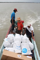写真：ファミリーキットや防水シート、ジェリー缶などをボートに積み、エーヤワンディ管区内の海辺の村に届けました。