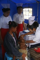 2008年6月4日、ラブッタ地区内の避難キャンプのひとつでポリオワクチンの投与が行われました。