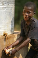 トイレの後、石鹸で手を洗う男の子（中央アフリカ共和国）。