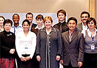 ユニセフ事務局長アン・ベネマン（前列中央）、WHO事務局長マーガレット・チャン（前列左端）と、各国から集まった若者の代表