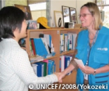 2008年2月、ユニセフケニア事務所の広報官に募金を手渡すケニアの日本人学校から、事務所を訪ねてくれたＫさん。