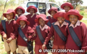 ジンバブエ　カロイの小学校でエイズ孤児の子どもたち −支給された制服を着て笑顔を見せてくれました。