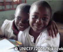アンゴラの首都　ルアンダの小学生。仲良しの二人。