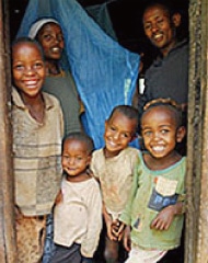 殺虫剤処理された蚊帳を受け取り喜ぶムルネシュ・ムッセさん家族。蚊帳はユニセフが提供している。