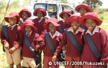 ジンバブエ　カロイの小学校で　エイズ孤児の子どもたち　−支給された制服を着て笑顔を見せてくれました。