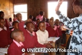ケニア　ナロックの小学校　算数（お金の計算）の授業に活気のある教室。