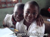 アンゴラの首都　ルアンダの小学生　仲良しの二人。