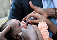 写真はポリオ・ワクチンの投与を受けるアフガニスタンの子ども。