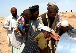 ユニセフは給水トラックの派遣や、塩素処理を行うことで安全な飲料水を提供