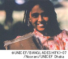 シャンタ、ハスムナ、ルクサナは、娘たちを早く結婚させようとしている親たちのもとを定期的に訪れて説得している。女の子の早婚をこうして未然に防ぐことに成功している。