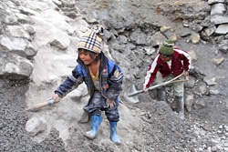 鉱山で母親の仕事を手伝う5歳の子ども。（ボリビア）