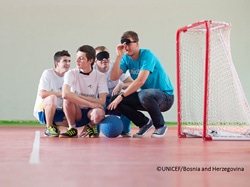 障がいのある子どもとブラインド・サッカーをするエディン・ジェコ・ユニセフ・ボスニア・ヘルツェゴビナ親善大使