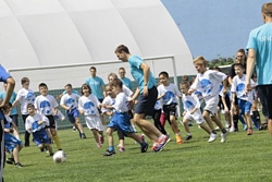 子ども100人 と選手11人が、1つのボールを追いかけます