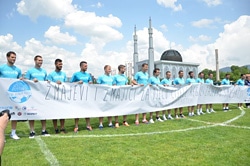 「ドラゴンズとドラゴネッツは被災された地域のみなさんと共にあります」との横断幕を掲げる選手たち。