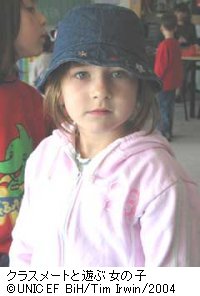 クラスメートと遊ぶ女の子