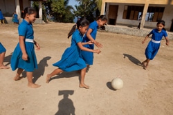 サッカーをするバングラデシュの子どもたち。